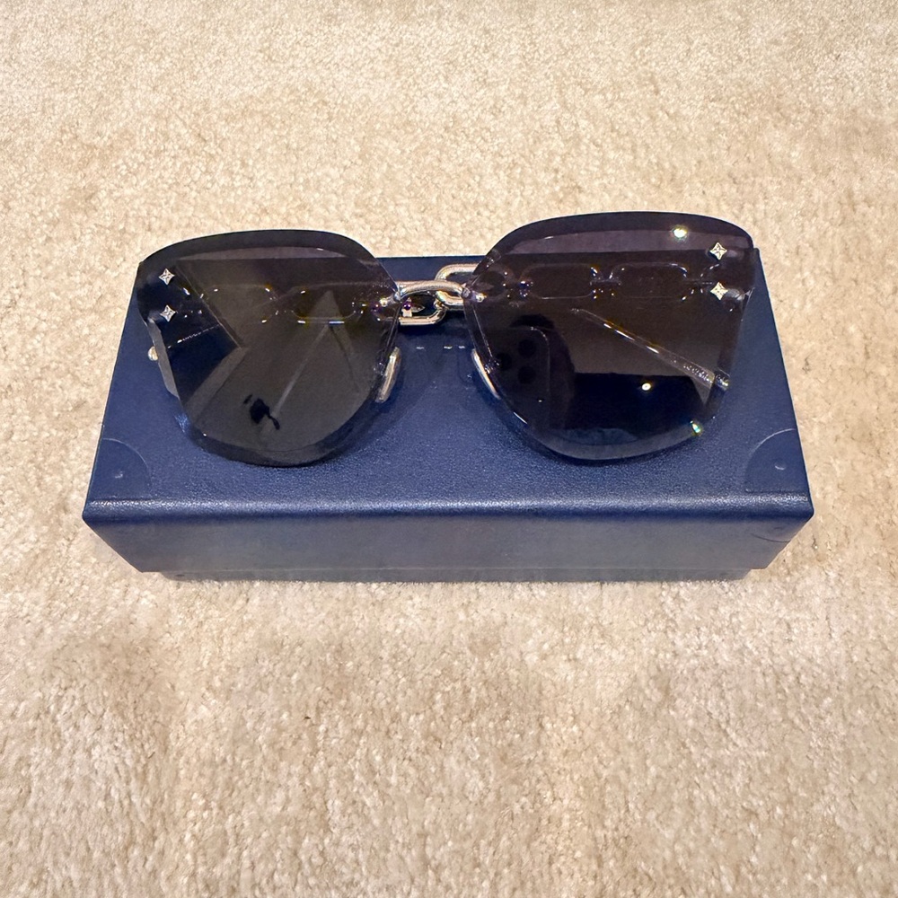 Louis Vuitton Rimless Purple Gradient Women's Sunglasses with Gold Bridge - Picture 2 of 4